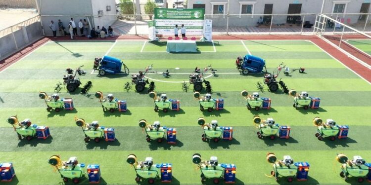 تسليم معدات زراعية حديثة لدعم المزارعين في حضرموت