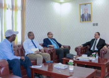 حُميد يبحث مع السفير الصومالي تعزيز التعاون في مجالات النقل البحري والجوي