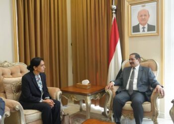 وزير الداخلية يبحث مع السفيرة البريطانية تعزيز التعاون في المجال الأمني