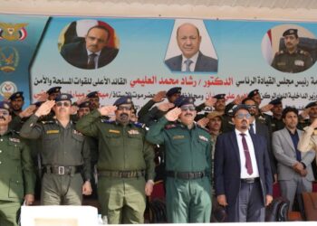 وزير الداخلية ومحافظ حضرموت يشهدان حفل تخرج الدفعة الثانية من كلية الشرطة