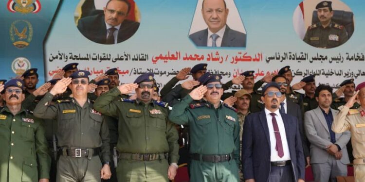 وزير الداخلية ومحافظ حضرموت يشهدان حفل تخرج الدفعة الثانية من كلية الشرطة