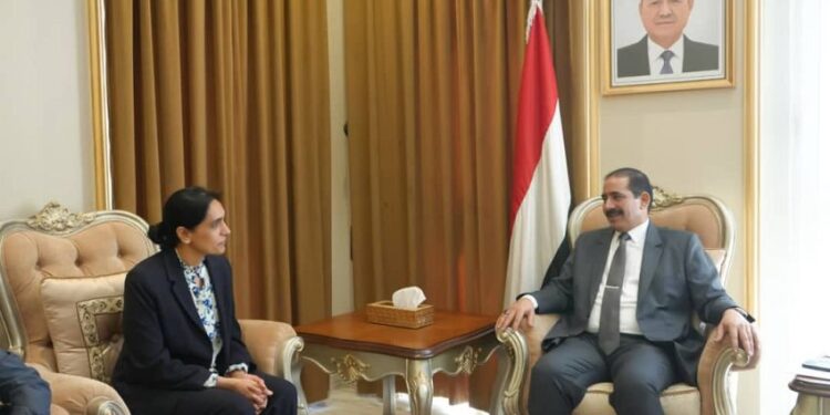 وزير الداخلية يبحث مع السفيرة البريطانية تعزيز التعاون في المجال الأمني