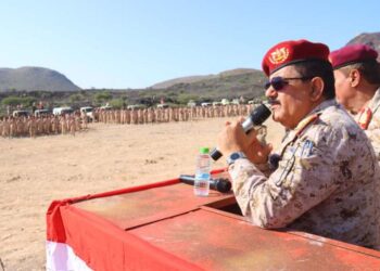 وزير الدفاع يطلع على الجاهزية القتالية والفنية لمحور ابين العملياتي