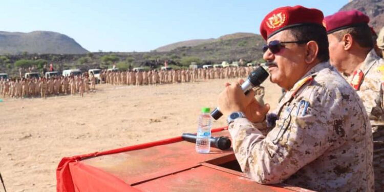 وزير الدفاع يطلع على الجاهزية القتالية والفنية لمحور ابين العملياتي