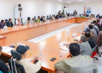 تنفيذي شبوة يناقش مستوى الأداء العام لعدد من المكاتب