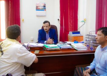 محافظ شبوة يوجه بتحديث خطوط نقل الضغط العالي للتيار الكهربائي