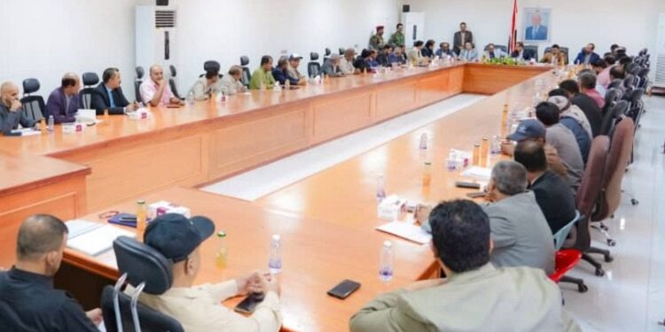 تنفيذي شبوة يناقش مستوى الأداء العام لعدد من المكاتب