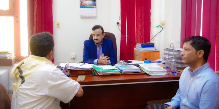 محافظ شبوة يوجه بتحديث خطوط نقل الضغط العالي للتيار الكهربائي