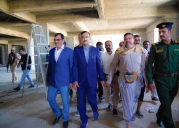 محافظ شبوة يشيد بجهود مصلحة الاحوال المدنية ويتفقد المشاريع الصحية بعتق