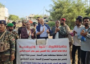 محافظ تعز يضع حجر الأساس لمشروعي صيانة طريق وحفر بئر ماء في المسراخ