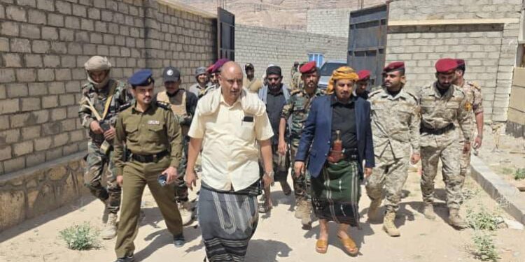 محافظ حضرموت يتفقد المشاريع بمديريه عمد