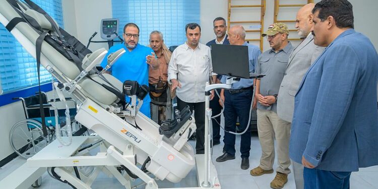 طارق صالح يتفقد مركز 2 ديسمبر للعلاج الطبيعي والتأهيل