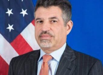 السفير الأميركي يدين احتجاز المليشيات  للموظفين المدنيين وتلفيق التهم ضدهم