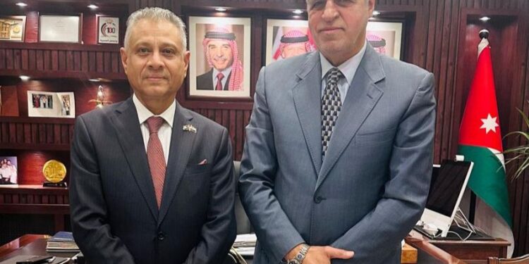 فقيرة يبحث مع رئيس هيئة الطيران الأردني تعزيز التعاون بين البلدين