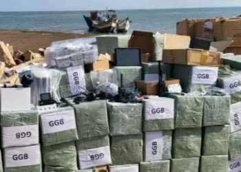 ضبط قارب في سواحل رأس العارة يحمل معدات عسكرية لميليشيا الحوثي