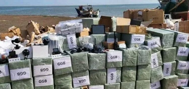 ضبط قارب في سواحل رأس العارة يحمل معدات عسكرية لميليشيا الحوثي