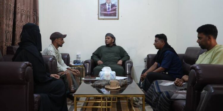 محافظ سقطرى يناقش تحضيرات إقامة منتدى مناخ مستدام