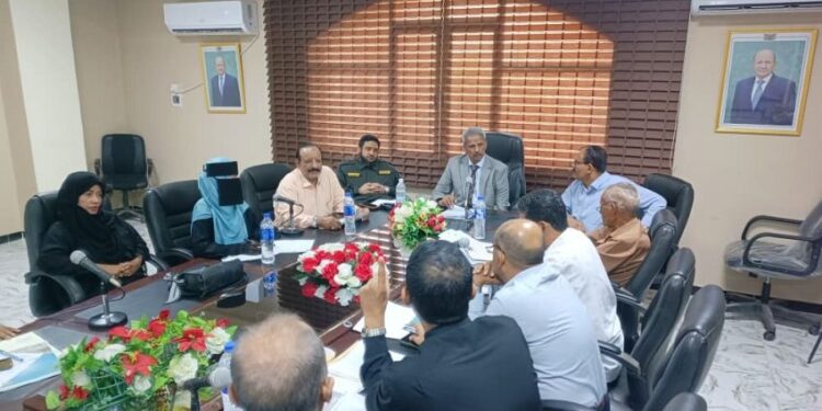 تنفيذي لحج يناقش يستعرض مستويات الأداء العام في مختلف القطاعات الخدمية والتنموية