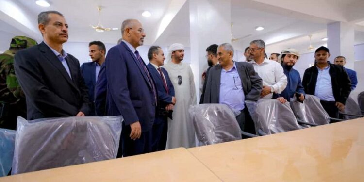 الزُبيدي يفتتح مجمعي الشيخ محمد بن زايد التربويين في مديريتي الأزارق وجحاف بالضال