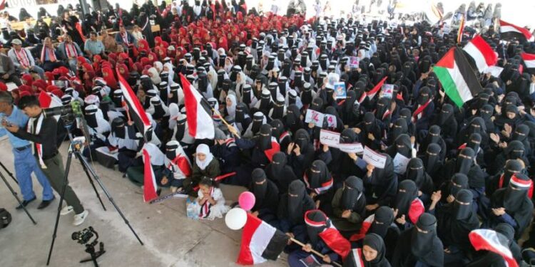 4 الاف طالبة بمأرب يقدمن عرضاً كرنفالياً وفنياً احتفاء بثورتي 26 سبتمبر و14 أكتوبر