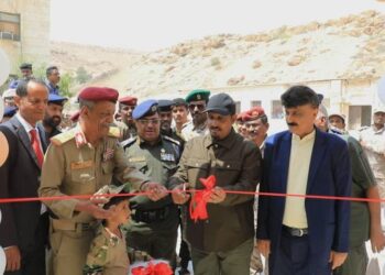 محافظ حضرموت يفتتح استراحة الضباط و  مشروع “نهر الحياة” لدعم علاج الأطفال