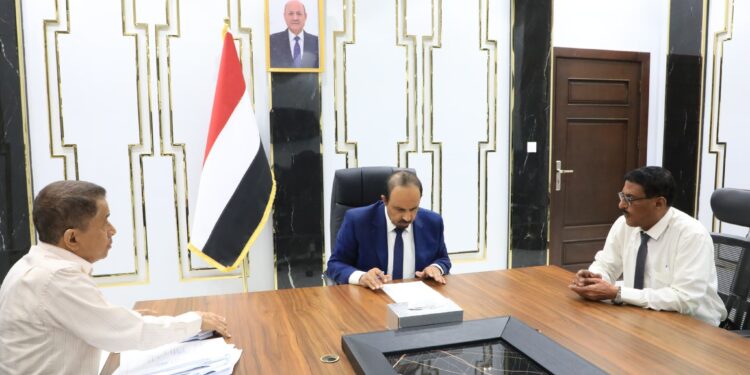 محافظ حضرموت  يعتمد عددًا من مشاريع البنية التحتية بتريم