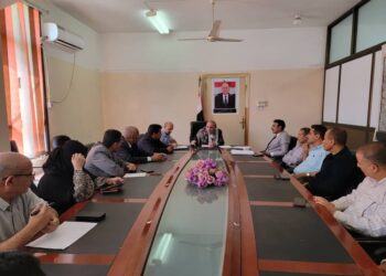 المخلافي يجتمع بمدراء عموم الإدارات العامة بديوان عام  تعز