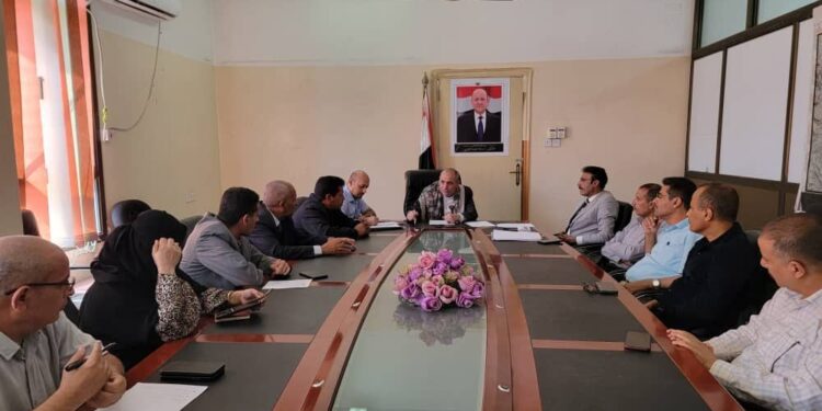 المخلافي يجتمع بمدراء عموم الإدارات العامة بديوان عام  تعز