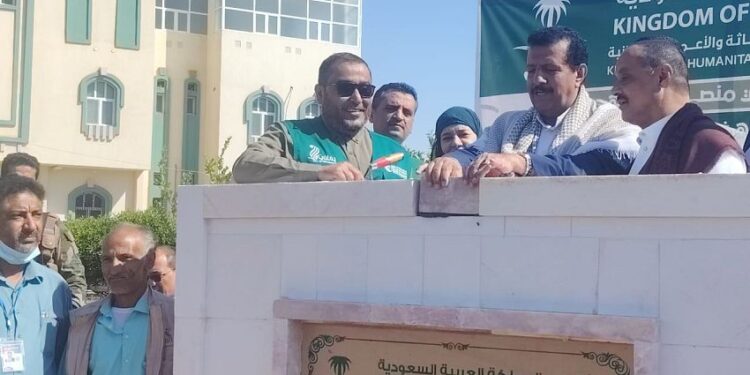 وضع حجر اساس لبدء تنفيذ مشروع مياه في هيئة مستشفى مأرب