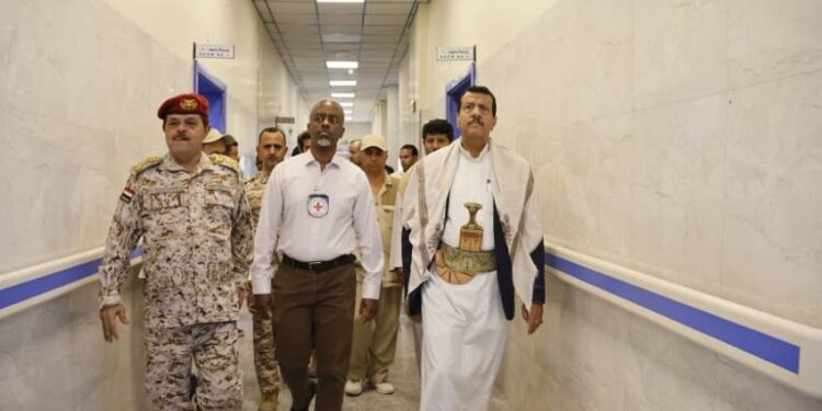 وكيل مأرب يطلع على سير العمل في المستشفى العسكري