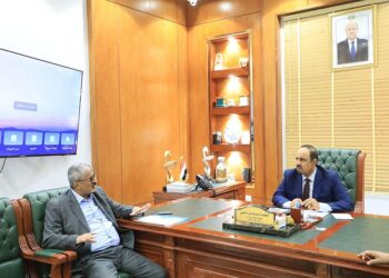 محافظ حضرموت يناقش آليات ضبط الأسعار ويشيد بجهود جمرك الوديعة