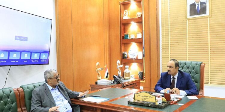 محافظ حضرموت يناقش آليات ضبط الأسعار ويشيد بجهود جمرك الوديعة