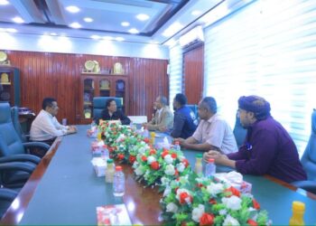 محافظ المهرة يناقش مع فريق اممي أوضاع اللاجئين وتجديد بياناتهم