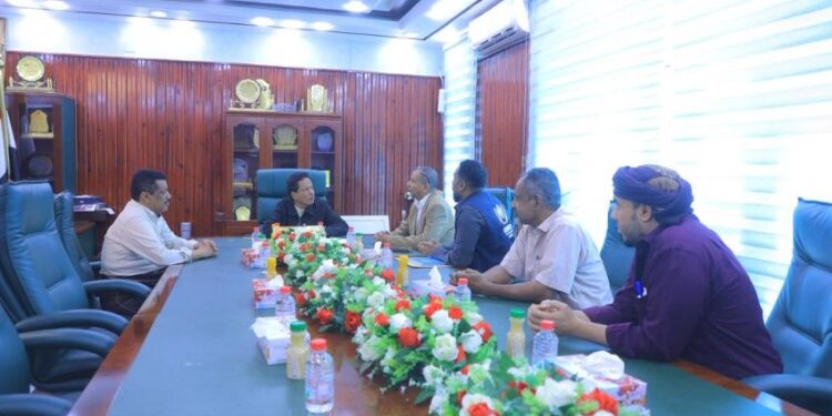 محافظ المهرة يناقش مع فريق اممي أوضاع اللاجئين وتجديد بياناتهم