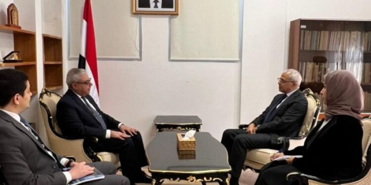 نائب وزير الخارجية يبحث مع السفير المصري العلاقات الثنائية وآفاق التعاون المشترك