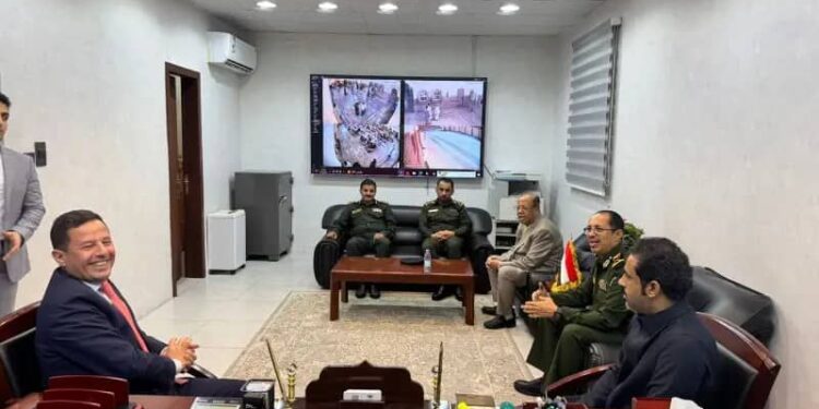 إجراء عملية الاستلام والتسليم بين رئيس مصلحة الهجرة والجوازات والجنسية