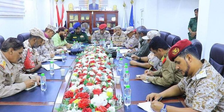 لقاء عسكري يناقش  تعزيز الأمن وإخراج المعسكرات من  عدن