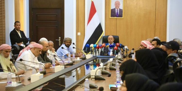 الخنبشي  يجتمع مع الأحزاب والمكونات السياسية و المجتمع المدني بحضرموت