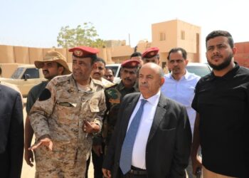 الخنبشي يتفقد المواقع العسكرية المتضررة بمطار الريان