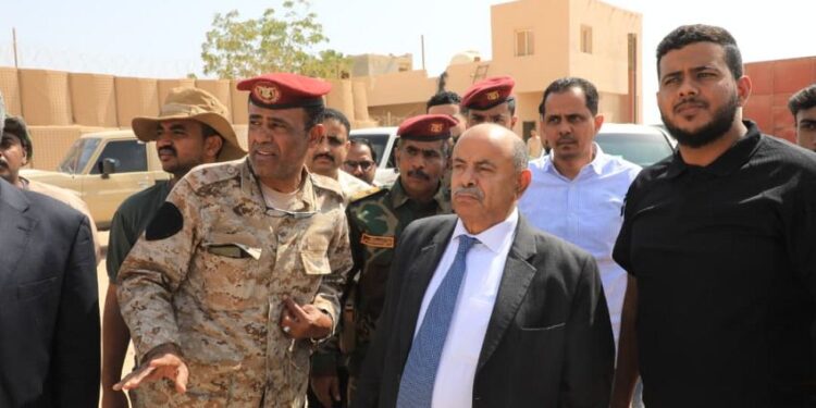 دشن أول الرحلات الدولية  الخنبشي يتفقد المواقع العسكرية المتضررة بمطار الريان