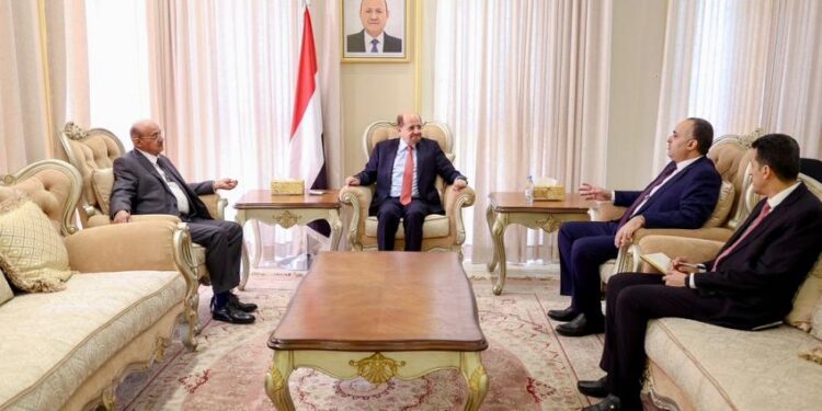 رئيس الوزراء يوجه  بتسريع إجراءات صرف الرواتب المتأخرة