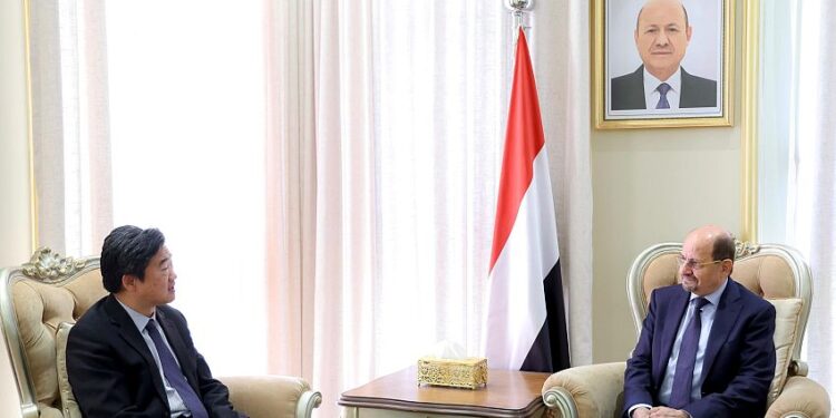 رئيس الوزراء  يبحث مع القائم بالاعمال الصيني والسفيره البريطانيه  الاوضاع في اليمن