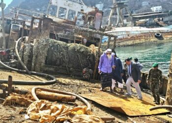 السقطري يتفقد أعمال انتشال السفن الغارقة في ميناء الاصطياد السمكي