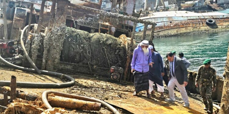 السقطري يتفقد أعمال انتشال السفن الغارقة في ميناء الاصطياد السمكي