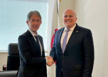 السنيني يبحث مع مسئول بالخارجية اليابانية تعزيز التعاون الثنائي