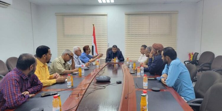 اجتماع يناقش ضبط أسعار الأسماك وتنظيم مراكز الإنزال في عدن