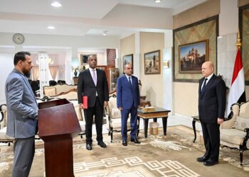 محافظ عدن يؤدي اليمين الدستورية امام  العليمي