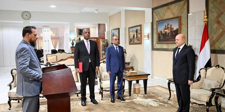 محافظ عدن يؤدي اليمين الدستورية امام  العليمي