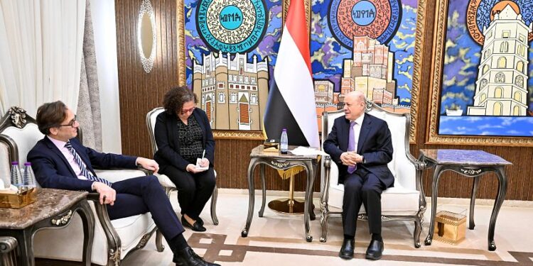 العليمي: أي اسلحة خارج نطاق الدولة هي البيئة المثالية لتنامي الجماعات المتطرفة