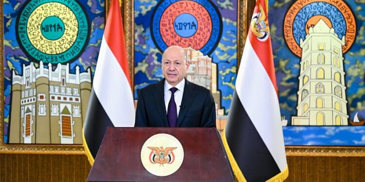 العليمي في كلمه للشعب :عملية استلام المعسكرات في عدن والمهره وحضرموت تمت  بنجاح